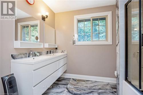 7369 Appleby Line, Milton (Nelson), ON - Indoor Photo Showing Bathroom