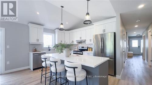 238 Beech Street, Central Huron (Clinton), ON - Indoor Photo Showing Kitchen With Upgraded Kitchen