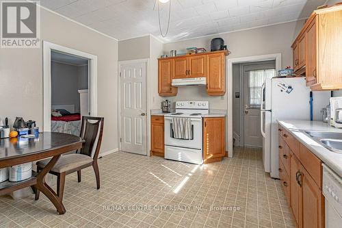 9 Scott Street, St. Thomas, ON - Indoor Photo Showing Kitchen With Double Sink