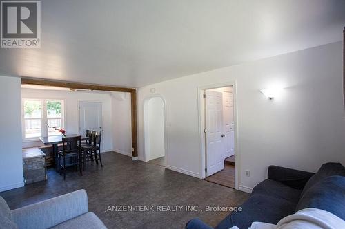 10 3Rd Concession Ntr Road, Tillsonburg, ON - Indoor Photo Showing Living Room