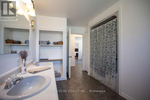 10 3Rd Concession Ntr Road, Tillsonburg, ON - Indoor Photo Showing Bathroom