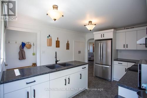 10 3Rd Concession Ntr Road, Tillsonburg, ON - Indoor Photo Showing Kitchen With Double Sink