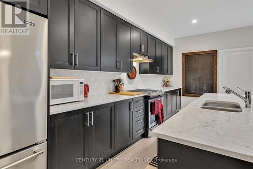 307 Billington Close, Peterborough (Northcrest), ON - Indoor Photo Showing Kitchen With Double Sink With Upgraded Kitchen