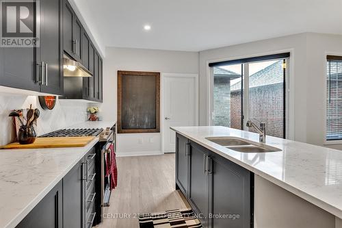 307 Billington Close, Peterborough (Northcrest), ON - Indoor Photo Showing Kitchen With Double Sink With Upgraded Kitchen