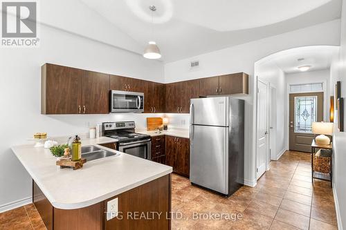 7 Chadwin Drive, Kawartha Lakes (Lindsay), ON - Indoor Photo Showing Kitchen With Double Sink