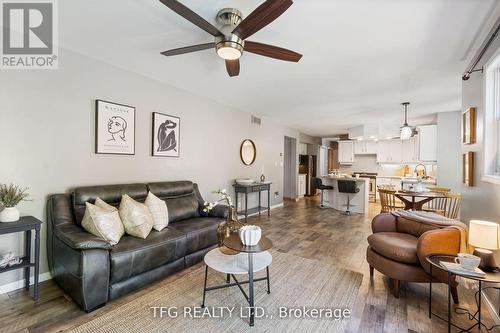 40 1/2 Riverview Road, Kawartha Lakes (Lindsay), ON - Indoor Photo Showing Living Room