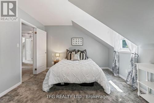 40 1/2 Riverview Road, Kawartha Lakes (Lindsay), ON - Indoor Photo Showing Bedroom