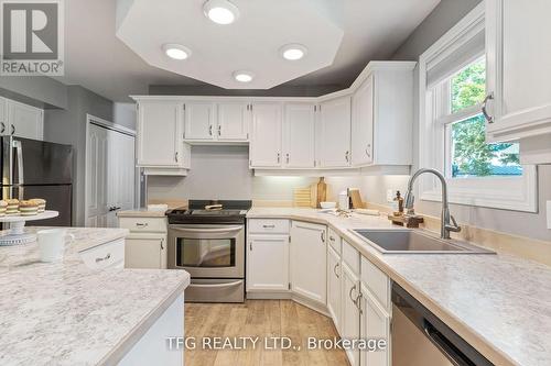 40 1/2 Riverview Road, Kawartha Lakes (Lindsay), ON - Indoor Photo Showing Kitchen With Upgraded Kitchen