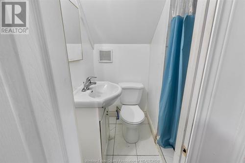 375 Bridge Avenue, Windsor, ON - Indoor Photo Showing Bathroom