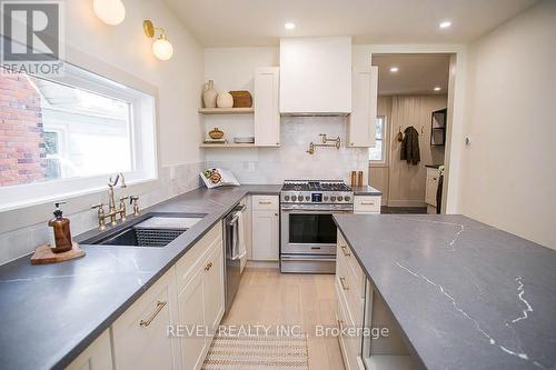 187 Dufferin Avenue, Brantford, ON - Indoor Photo Showing Kitchen With Upgraded Kitchen