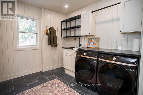 187 Dufferin Avenue, Brantford, ON - Indoor Photo Showing Laundry Room