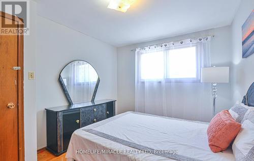 6 Glenmurray Court S, Hamilton, ON - Indoor Photo Showing Bedroom