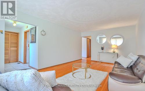 6 Glenmurray Court S, Hamilton, ON - Indoor Photo Showing Living Room