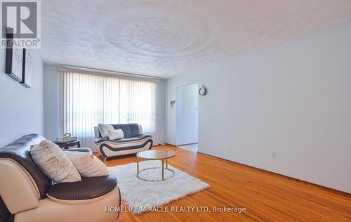 6 Glenmurray Court S, Hamilton, ON - Indoor Photo Showing Living Room