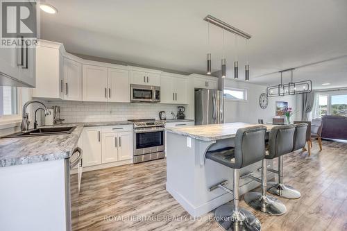 4095 Ernest Street, Petrolia, ON - Indoor Photo Showing Kitchen With Upgraded Kitchen