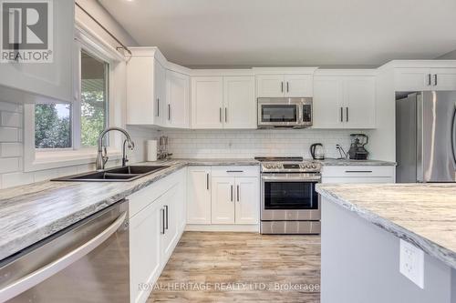 4095 Ernest Street, Petrolia, ON - Indoor Photo Showing Kitchen With Double Sink With Upgraded Kitchen