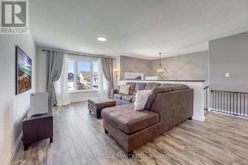 4095 Ernest Street, Petrolia, ON - Indoor Photo Showing Living Room