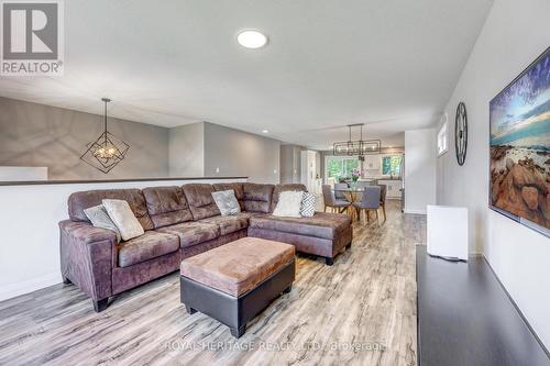 4095 Ernest Street, Petrolia, ON - Indoor Photo Showing Living Room