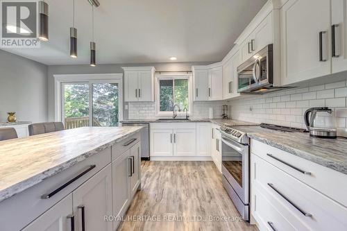 4095 Ernest Street, Petrolia, ON - Indoor Photo Showing Kitchen With Upgraded Kitchen