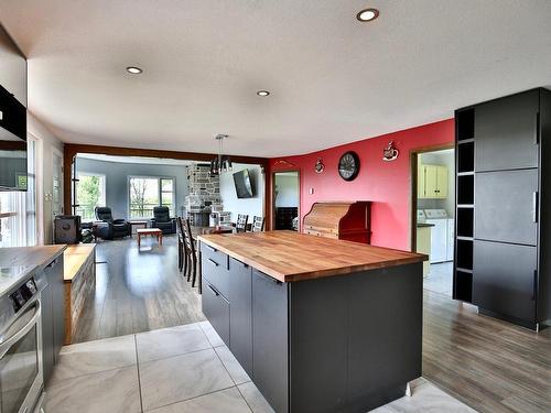 Vue d'ensemble - 260 Route Yamaska, Saint-Hugues, QC - Indoor Photo Showing Kitchen