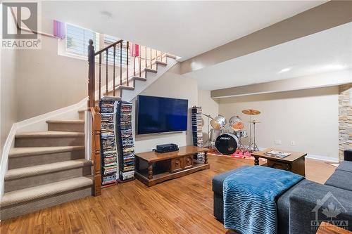 Family room with gas fireplace - 949 Markwick Crescent, Ottawa, ON - Indoor