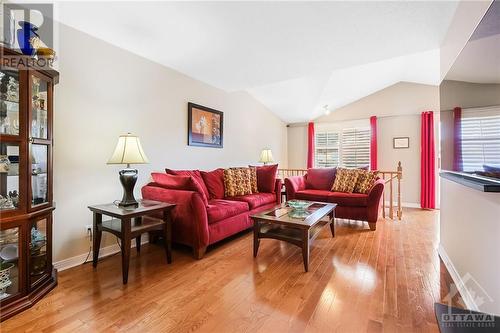 Spacious living room with hardwood floors - 949 Markwick Crescent, Ottawa, ON - Indoor Photo Showing Living Room