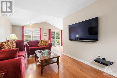 949 Markwick Crescent, Ottawa, ON - Indoor Photo Showing Living Room