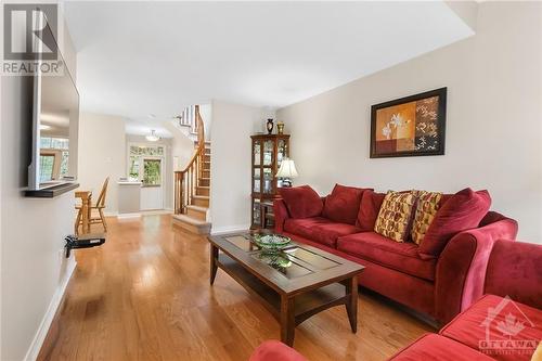 949 Markwick Crescent, Ottawa, ON - Indoor Photo Showing Living Room