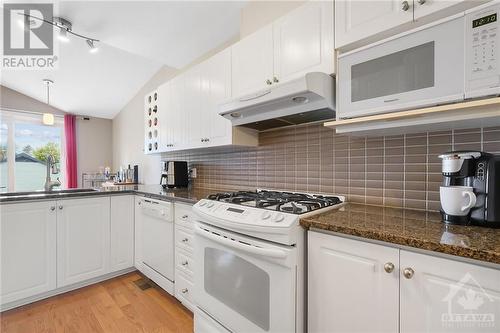 Gas stove - 949 Markwick Crescent, Ottawa, ON - Indoor Photo Showing Kitchen