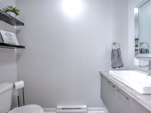 Powder room - 646 Rue Papineau, Boisbriand, QC 