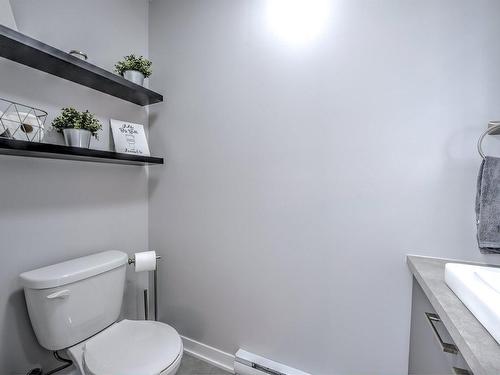 Powder room - 646 Rue Papineau, Boisbriand, QC 