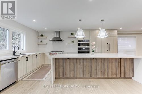 955 Portminster Court, Newmarket, ON - Indoor Photo Showing Kitchen With Upgraded Kitchen