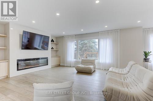 955 Portminster Court, Newmarket, ON - Indoor Photo Showing Living Room With Fireplace