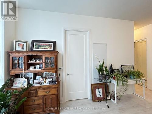 807 - 509 Dundas Street W, Oakville, ON - Indoor Photo Showing Other Room