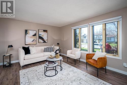 583 Elliott Crescent, Milton (Dorset Park), ON - Indoor Photo Showing Living Room