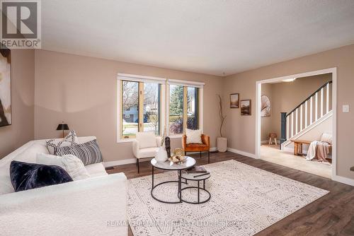 583 Elliott Crescent, Milton (Dorset Park), ON - Indoor Photo Showing Living Room