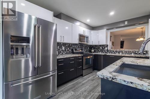 5967 Cherrywood Place, Mississauga (East Credit), ON - Indoor Photo Showing Kitchen With Double Sink With Upgraded Kitchen