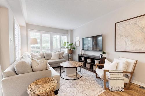 5647 Stella Lane, Burlington, ON - Indoor Photo Showing Living Room