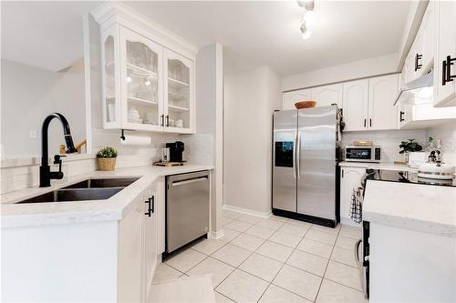 5647 Stella Lane, Burlington, ON - Indoor Photo Showing Kitchen With Double Sink With Upgraded Kitchen