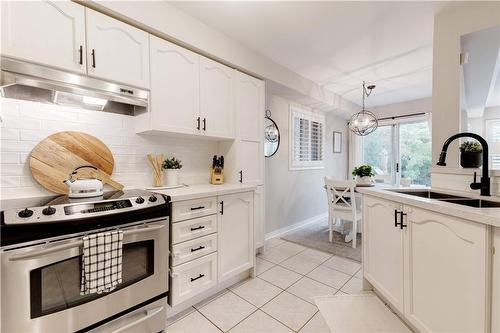 5647 Stella Lane, Burlington, ON - Indoor Photo Showing Kitchen With Double Sink With Upgraded Kitchen