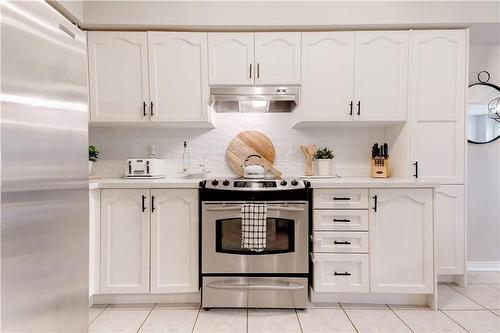 5647 Stella Lane, Burlington, ON - Indoor Photo Showing Kitchen With Upgraded Kitchen