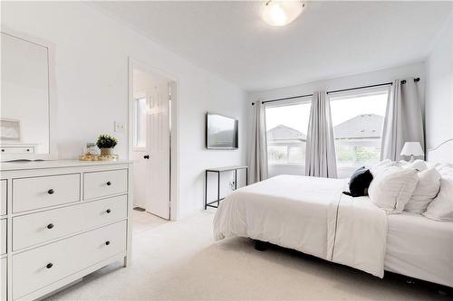 5647 Stella Lane, Burlington, ON - Indoor Photo Showing Bedroom