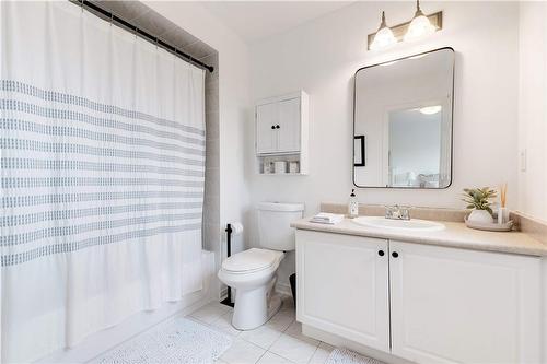 5647 Stella Lane, Burlington, ON - Indoor Photo Showing Bathroom