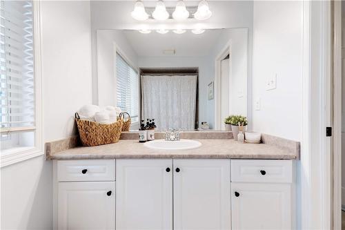 5647 Stella Lane, Burlington, ON - Indoor Photo Showing Bathroom