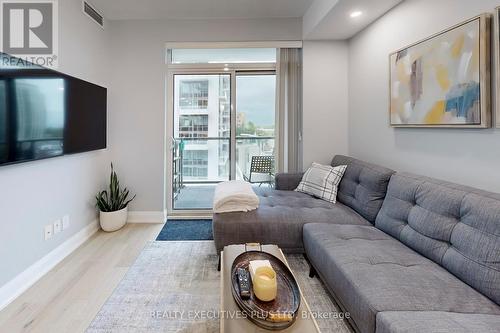 612 - 68 Canterbury Place, Toronto (Willowdale West), ON - Indoor Photo Showing Living Room