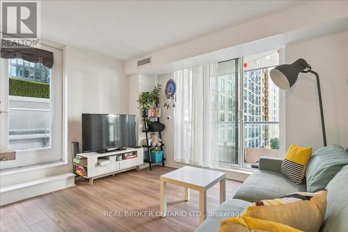 501 - 76 Shuter Street, Toronto, ON - Indoor Photo Showing Living Room