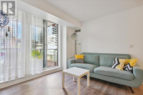 501 - 76 Shuter Street, Toronto, ON - Indoor Photo Showing Living Room