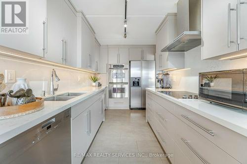 907 - 2 Glamorgan Avenue, Toronto (Dorset Park), ON - Indoor Photo Showing Kitchen With Double Sink With Upgraded Kitchen