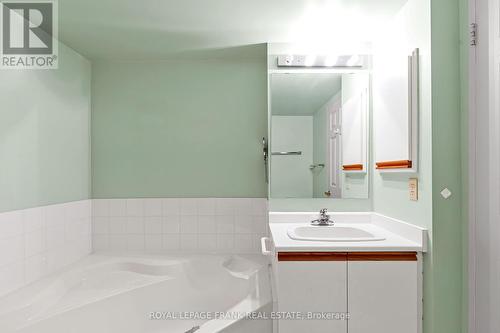 405 - 3233 Eglinton Avenue E, Toronto (Scarborough Village), ON - Indoor Photo Showing Bathroom