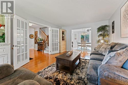 10 Thompson Court S, Belleville, ON - Indoor Photo Showing Living Room